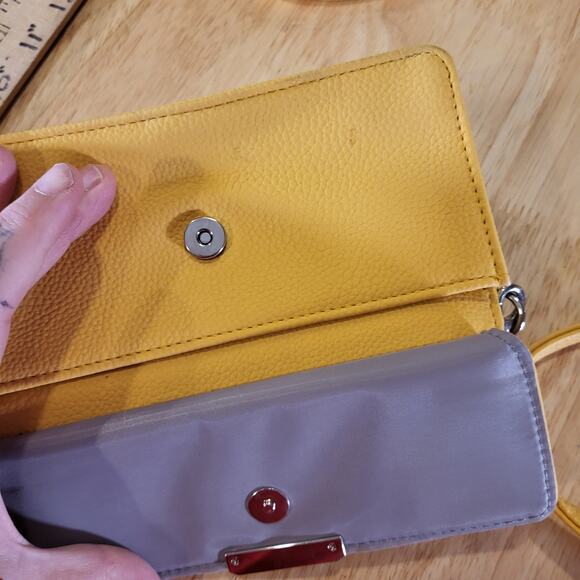 Kenneth Cole Reaction Yellow Pebbled Leather Cross Body 8" X 5" Zip - Picture 7 of 11